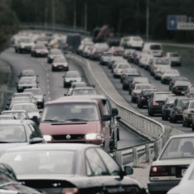 Bilar i rusningstrafik
