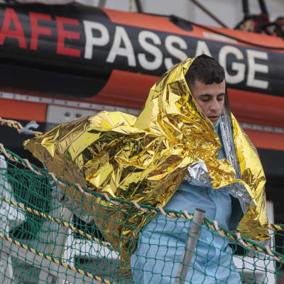 En migrant går i land från Geo Barents räddningsfartyg, som drivs av Läkare utan gränser (MSF). 