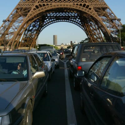 Bilar vid Eiffeltornet i Paris.