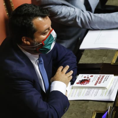 Legan johtaja Matteo Salvini istuu Italian senaatissa kasvosuojus kasvoillaan.
