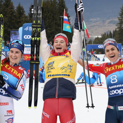 Ebba Andersson, Natalia Neprjajeva och Heidi Weng firar i Tour de Ski 2022.