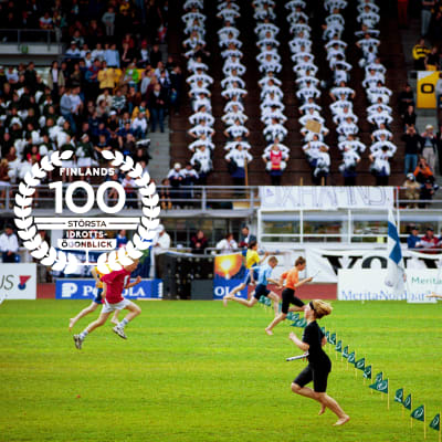 Stafettkarnevalen 1999, med logon för Finlands 100 största idrottsögonblick.