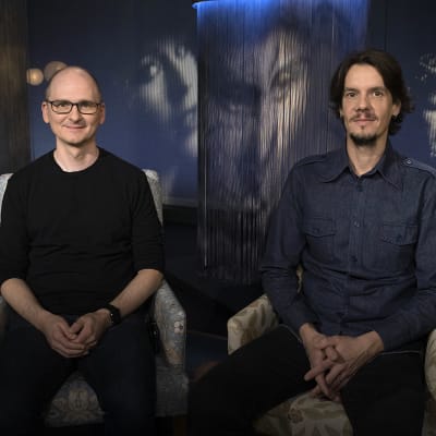 Toimitusjohtaja, tietokirjailija Leo Stranius ja kirjailija Ossi Nyman istuvat Flinkkilä&Kellomäki -ohjelman studiossa Tampereella. 