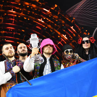 Kalush Orchestra. Bändin jäsenet pitelevät Ukrainan lippua ja Euroviisujen palkintopystiä.