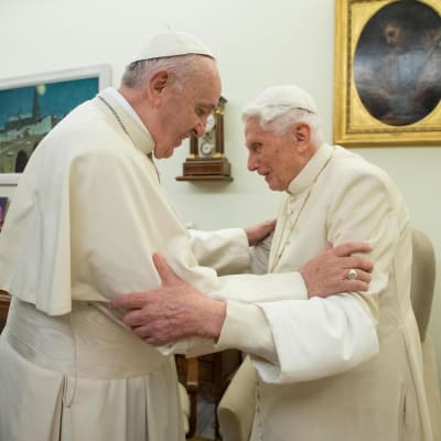 Francis, katolska kyrkans nuvarande påve, tillsammans med emeritus påven Benedict XVI. Påvarna utbyter julhälsningar den 22 december i Vatikanen.  