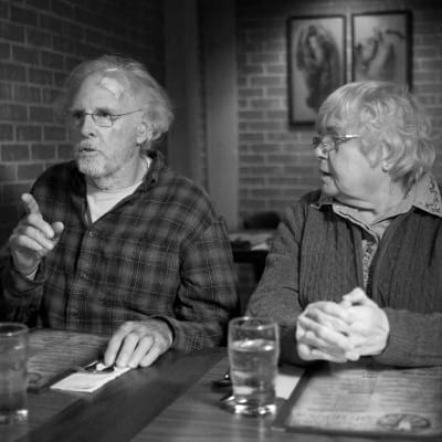 Bruce Dern ja June Squibb istuvat pöydän ääressä, kuva elokuvasta Nebraska.