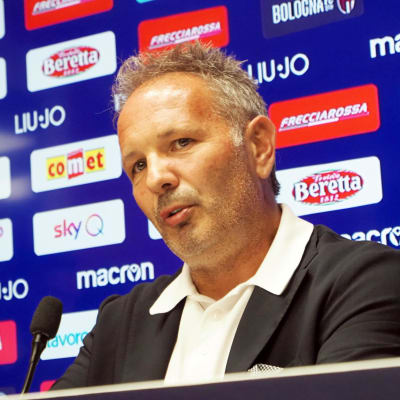 Sinisa Mihajlovic talar på en presskonferens.