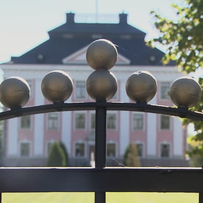 Grind till barockpalatset i Sarflax uppfördes på 1600-talet.