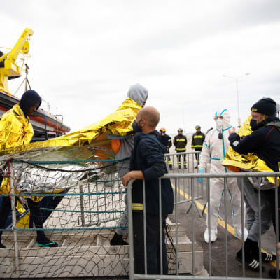 En farkost som transporterat asylsökande har tagit i hamn.