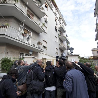 Journalister samlades utanför Priebkes hem i Rom