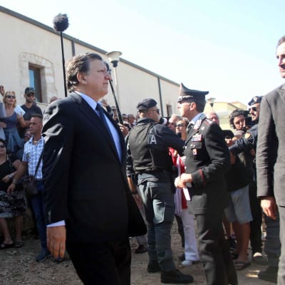Komission puheenjohtaja José Manuel Barroso vieraili Lampedusan saarella 9. lokakuuta 2013.