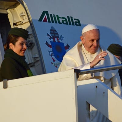 Påven Franciskus hälsar på åskadare inför sin resa till Sydamerika 2018.