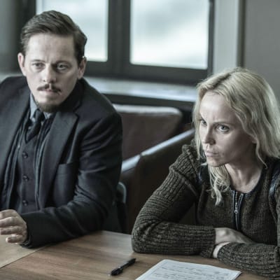 Henrik (Thure Lindhardt) ja Saga Noren (Sofia Helin) pöydän ääressä.