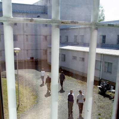 Fångar ute på fängelsegården