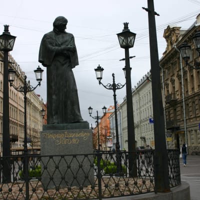 Nikolai Gogolin patsas Pietarissa.