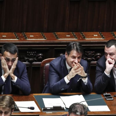 Italiens premiärminister Conte och hans två vicepremiärministrar Di Maio och Salvini under en parlamentsdebatt