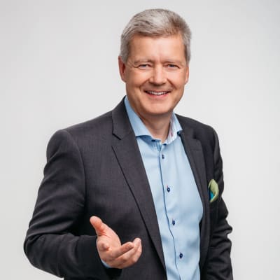 Personporträtt, Lauri Kivinen ser rakt in i kameran och ler.