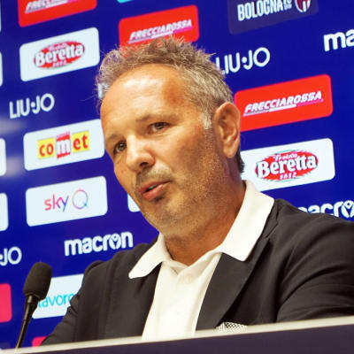 Bolognan päävalmentaja Sinisa Mihajlovic lehdistötilaisuudessa 13.7. 2019