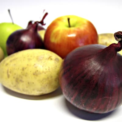 Erilaisia ruoka-aineita mm. omena ja peruna