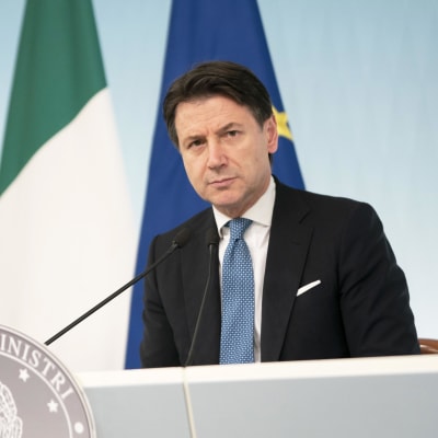 "Hela Italien är nu en skyddad zon", sade Italiens premiärminister Giuseppe Conte under en presskonferens på måndag kväll. 