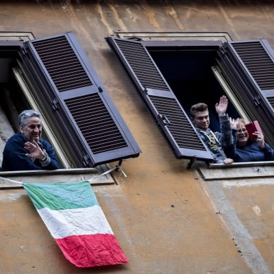 Italienare umgås via sina fönster. Rom 14.3.2020