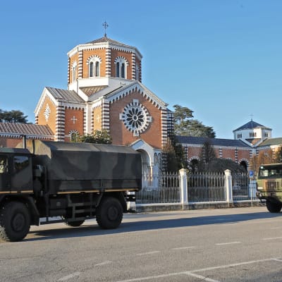 Två militärfordon transporterar kroppar till krematoriet i Padova