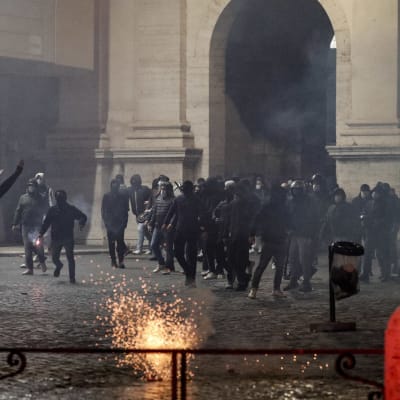 Demonstranter i Rom under en våldsam protest mot coronarestriktioner i Italien.