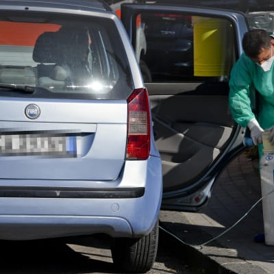 Syrgas transporteras till en person inne i en bil i Neapel,  Italien 9.11.202