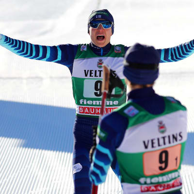Eero Hirvonen tuulettaa railakkaasti tuotuaan Suomen kolmanneksi parisprintissä Val di Fiemmessä. Ilkka Herola tulossa halaamaan joukkuekaveriaan.