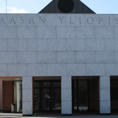 Vaasan yliopiston julkisivua.