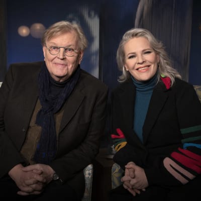 Laulaja Pasi Kaunisto ja kirjailija Milja Kaunisto istuvat Flinkkilä & Kellomäki -ohjelman studiossa.