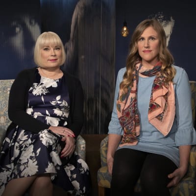 Toimittaja-kirjailijat Meri Eskola ja Venla Pystynen Flinkkilä & Kellomäki -ohjelman haastattelussa Mediapoliksen studiolla Tampereella.