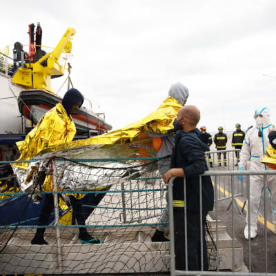 En farkost som transporterat asylsökande har tagit i hamn.