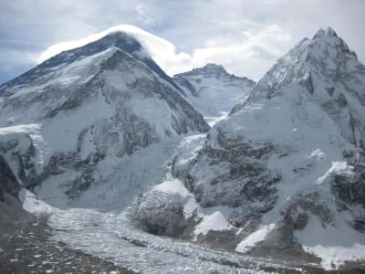 Baslägret i nedre vänstra hörnet. Till vänster Everest, rakt fram Lhotse, till höger Nuptse och i mitten Khumbu isfallet. Klättrarna är strandsatta just ovanför isfallet i läger 1 på 6100 m höjd. De evakueras för tillfället till baslägret.
