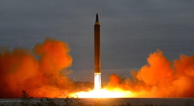 Medeldistansmissilen som avfyrades i natt tros vara av samma typ - Hwasong-12 - som Nordkorea sköt över Japan i augusti