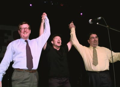 Bono, sångare i U2 tillsammans med John Hume och David Trimble på scenen under en konsert för fira fredsavtalet 1998. 