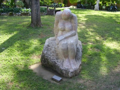 En staty av en naken kvinna med titeln "Menopaus" i kibbutz Hagoshrims trädgård i Israel.