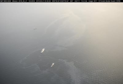 Några båtar ute på havet bekämpar oljeläckage utanför Utö.