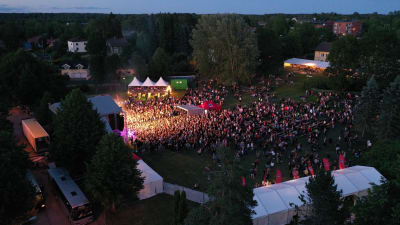 Tusentals människor på den första Raseborgsfestivalen i juni 2019.