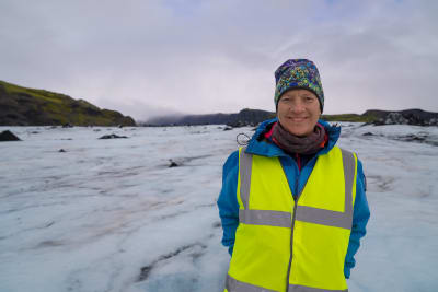 Guðfinna Aðalgeirsdóttir står på glaciären Solheimajökull.