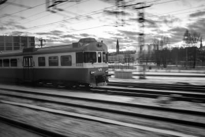 Ett lokaltåg som kör förbi i Helsingfors.
