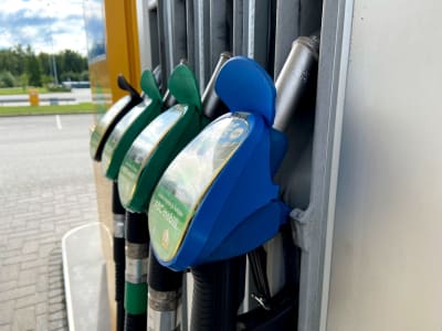 Bränslepistoler på en bensinstation.