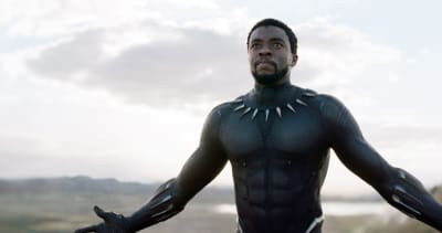 Black Panther (Chadwick Boseman) håller ut händerna och ser allvarlig och bestämd ut.