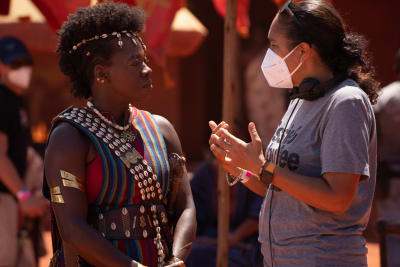 Viola Davis och regissören Gina Prince-Bythewood står och pratar med varandra under inspelningen av The Woman King.