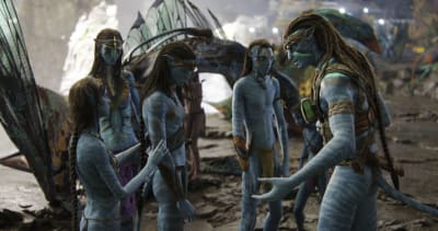 Ett gäng blåa avatarer som står och pratar framför en drakliknande varelse.