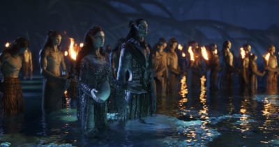 En stor grupp avatarer står i vattnet samlade till någon form av ceremoni.