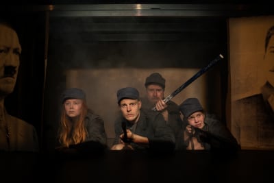 Soldater i skyttegravar. Skådespelarna Minja Koski, Olli Riipinen, Esa Matti Smolander och Annika Hartikka.