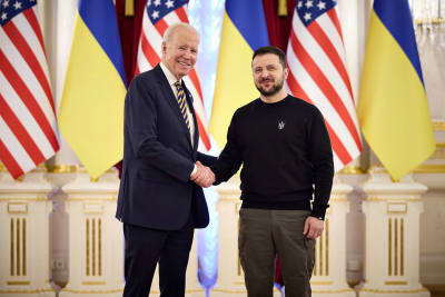 Yhdysvaltain presidentti Joe Biden saapuI vierailulle Ukrainan pääkaupunkiin Kiovaan, jossa hän tapasi presidentti Volodymyr Zelenskyin 20. helmikuuta 2023.