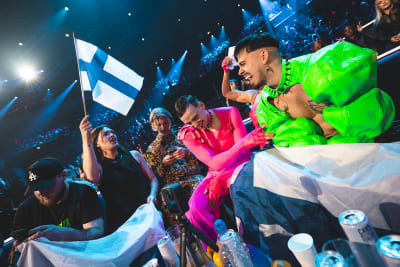 Hetki kun Suomi saa 12 pistettä Käärijän green roomissa. Kuvassa vasemmalta Emil Tiukkanen, Ida Karimaa, Fredrik Ryman, Matti Myllyaho & Jere Pöyhönen.