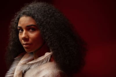 Antonia Atarah spelar Ronja Rövardotter i Svenska Teaterns uppsättning hösten 2023. 